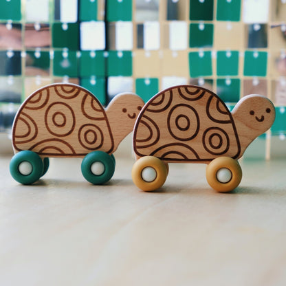 Petite Tortue à roues en bois et silicone