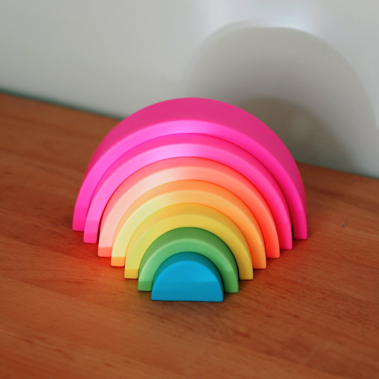Jouet d'éveil Montessori : Arc en ciel empilable Fluo